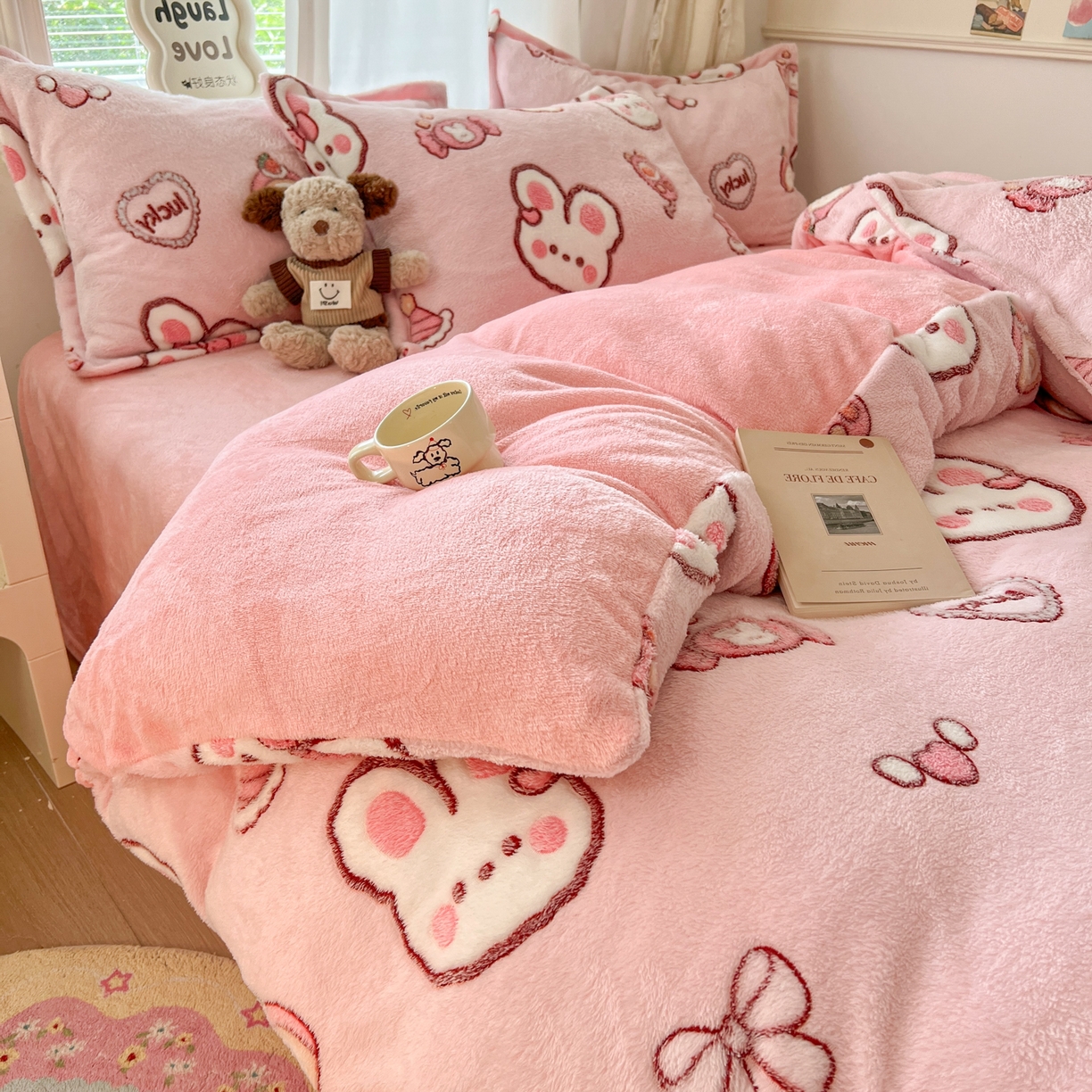 91家纺网 家纺一手货源 找家纺 川悦生活 2025新款立体雪花绒印花大床四件套系列一场景二 蜜语奶兔