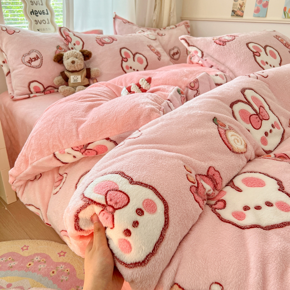 91家纺网 家纺一手货源 找家纺 川悦生活 2025新款立体雪花绒印花大床四件套系列一场景二 蜜语奶兔