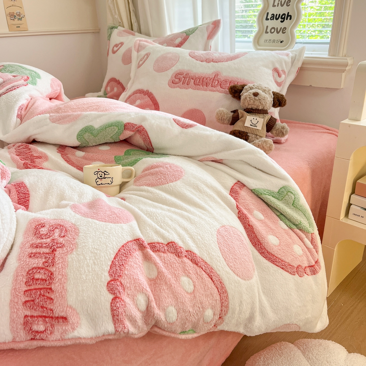 91家纺网 家纺一手货源 找家纺 川悦生活 2025新款立体雪花绒印花大床四件套系列一场景二 啵啵草莓