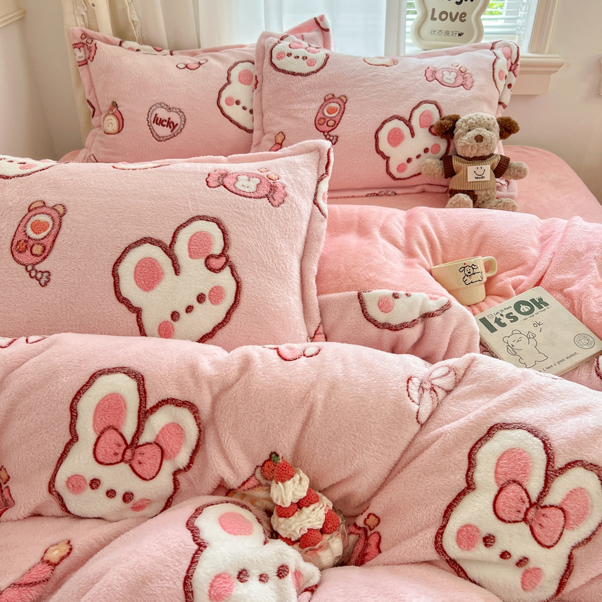 91家纺网 家纺一手货源 找家纺 川悦生活 2025新款立体雪花绒印花大床四件套系列一场景二 蜜语奶兔