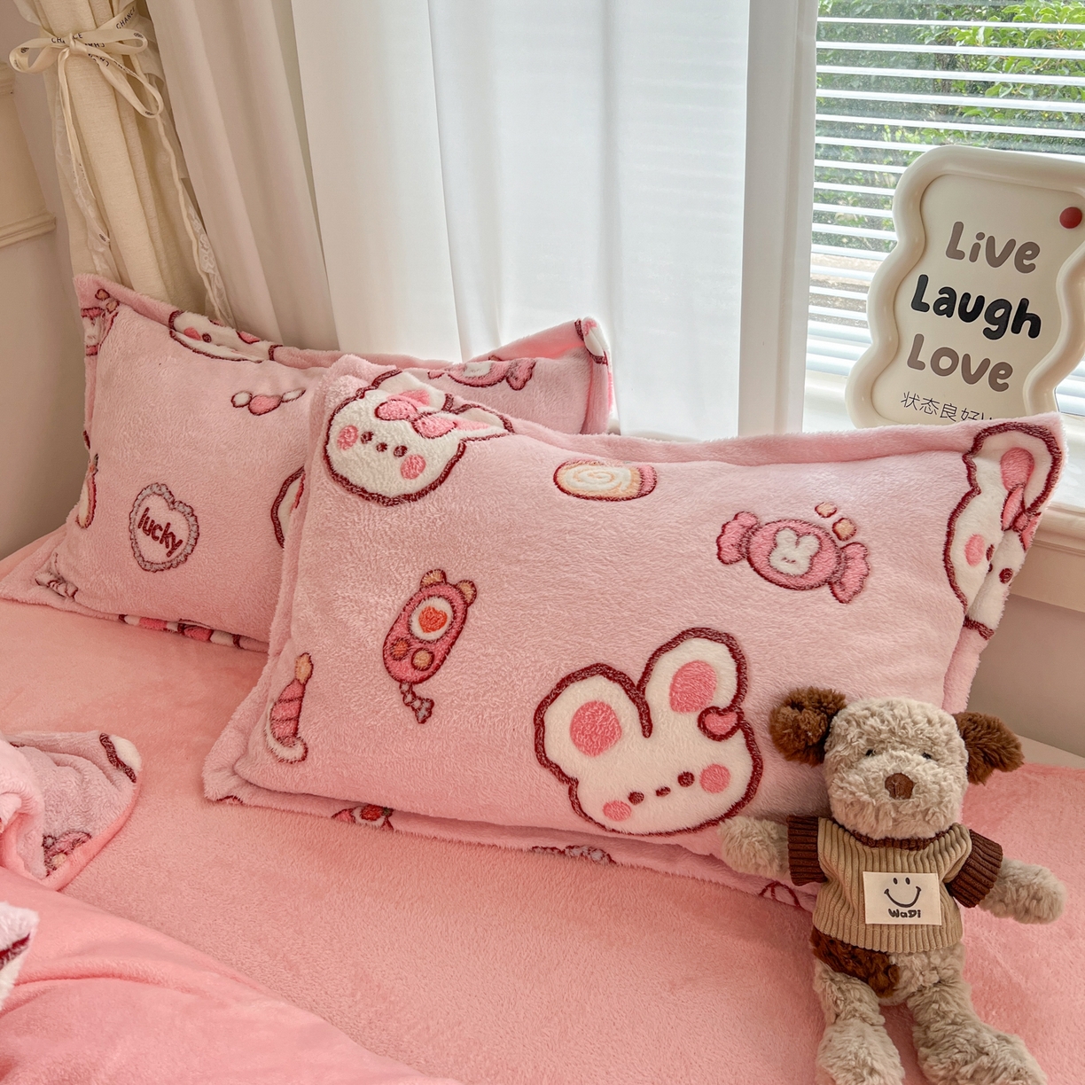 91家纺网 家纺一手货源 找家纺 川悦生活 2025新款立体雪花绒印花大床四件套系列一场景二 蜜语奶兔