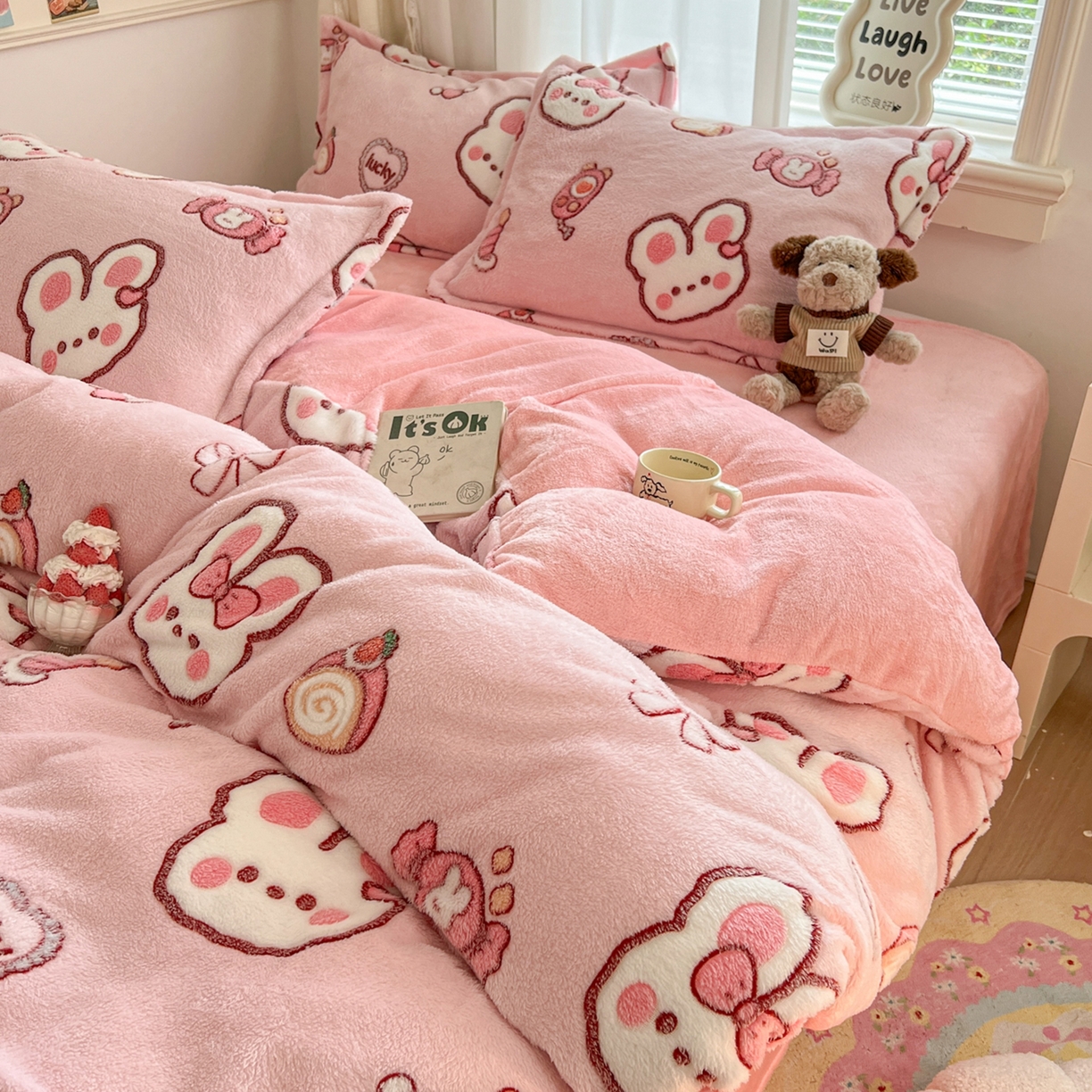 91家纺网 家纺一手货源 找家纺 川悦生活 2025新款立体雪花绒印花大床四件套系列一场景二 蜜语奶兔