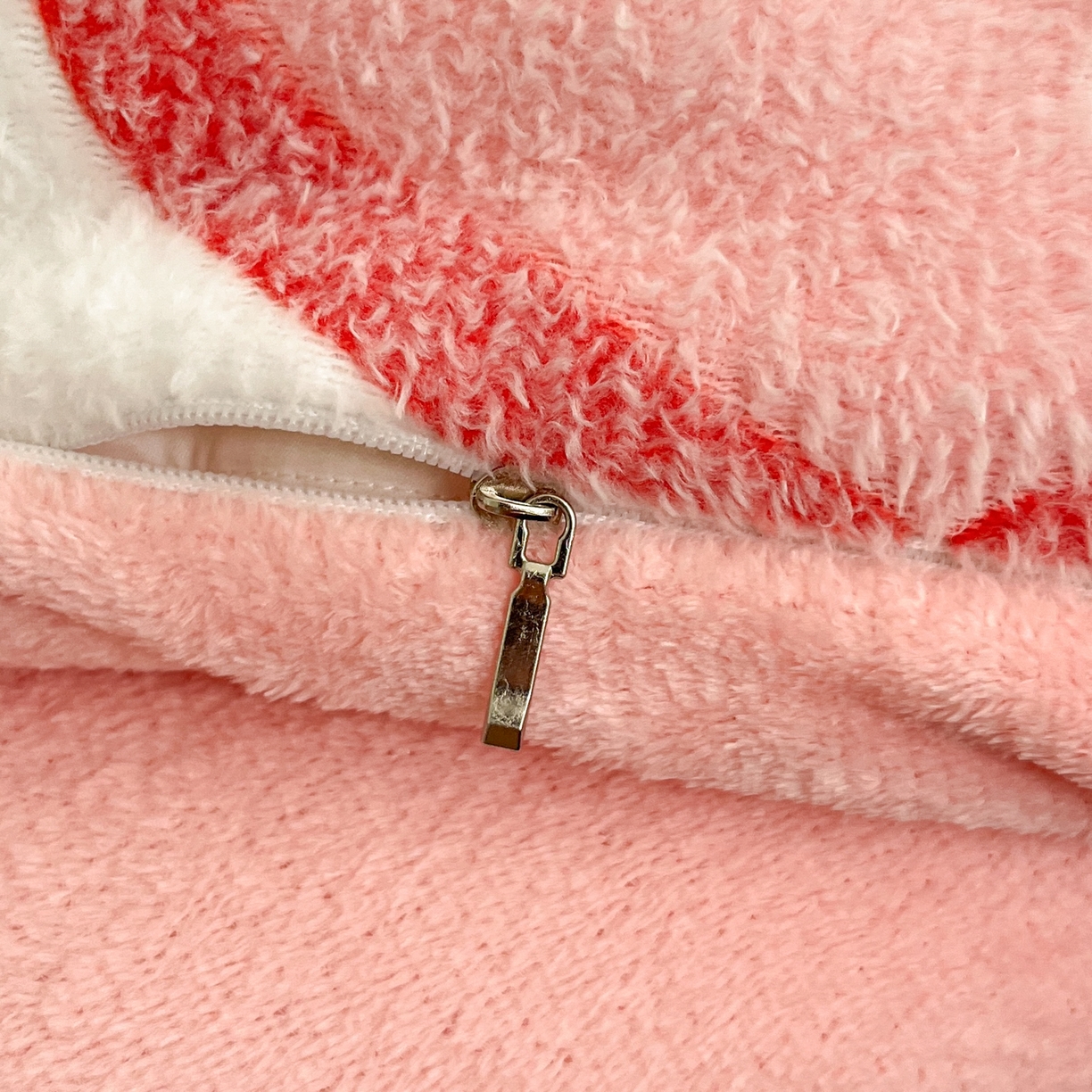 91家纺网 家纺一手货源 找家纺 川悦生活 2025新款立体雪花绒印花大床四件套系列一场景二 啵啵草莓