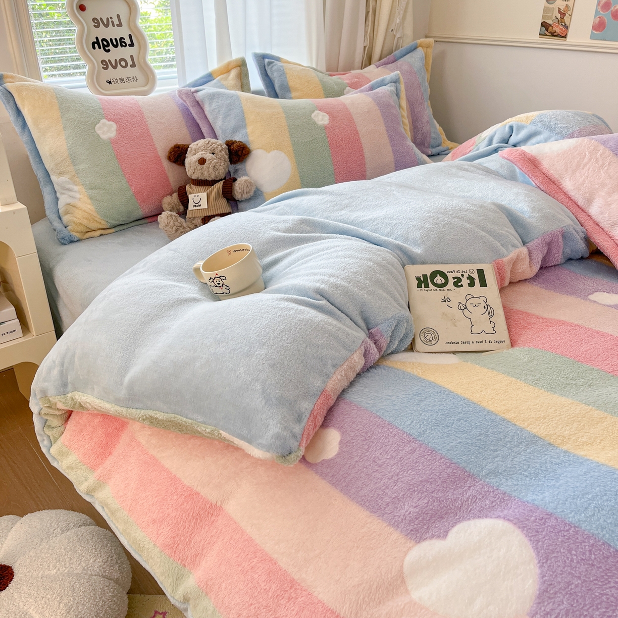 91家纺网 家纺一手货源 找家纺 川悦生活 2025新款立体雪花绒印花大床四件套系列一场景二 彩虹爱心蓝