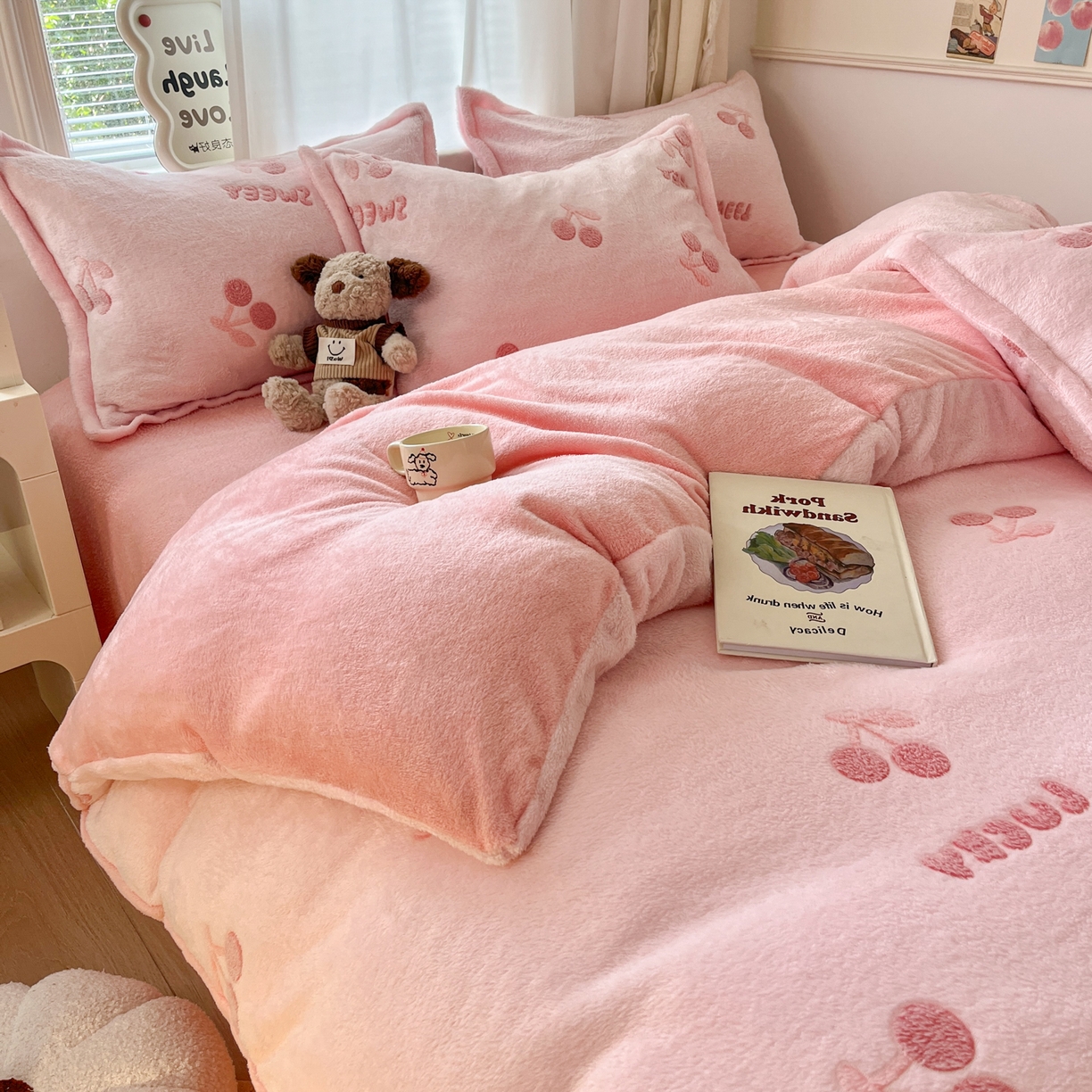 91家纺网 家纺一手货源 找家纺 川悦生活 2025新款立体雪花绒印花大床四件套系列一场景二 ins樱桃