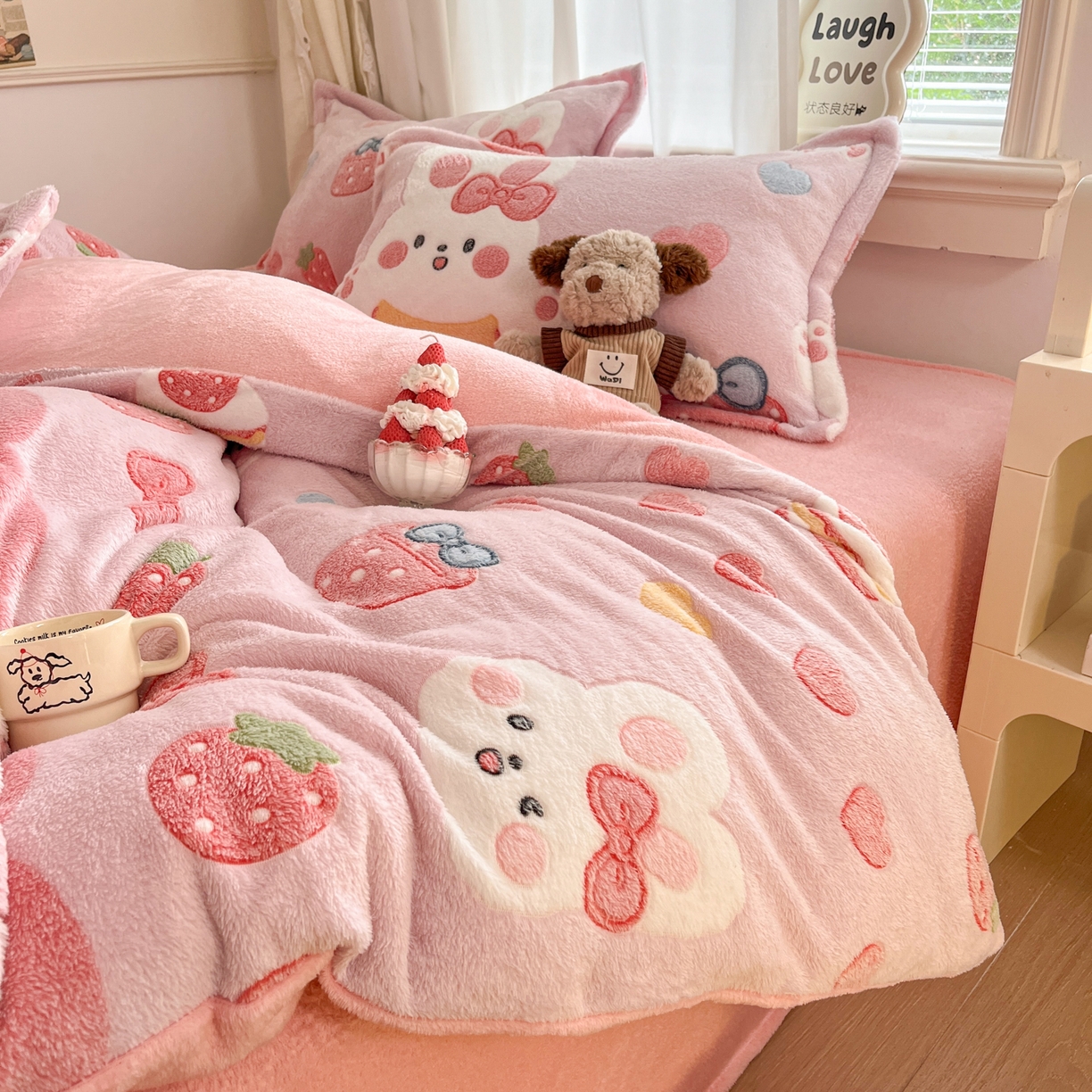 91家纺网 家纺一手货源 找家纺 川悦生活 2025新款立体雪花绒印花大床四件套系列一场景二 幸福甜兔