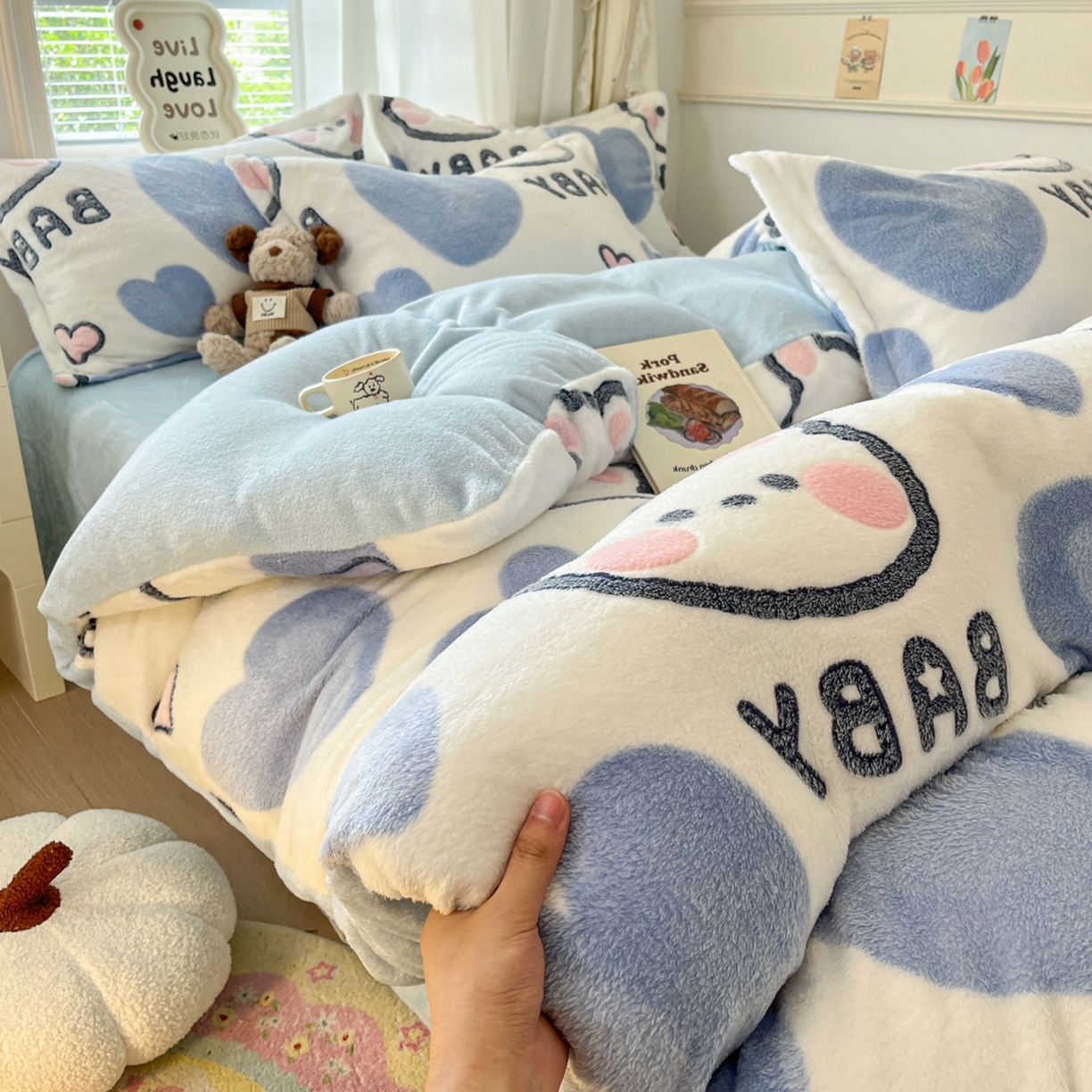 91家纺网 家纺一手货源 找家纺 川悦生活 2025新款立体雪花绒印花大床四件套系列一场景二 可爱熊