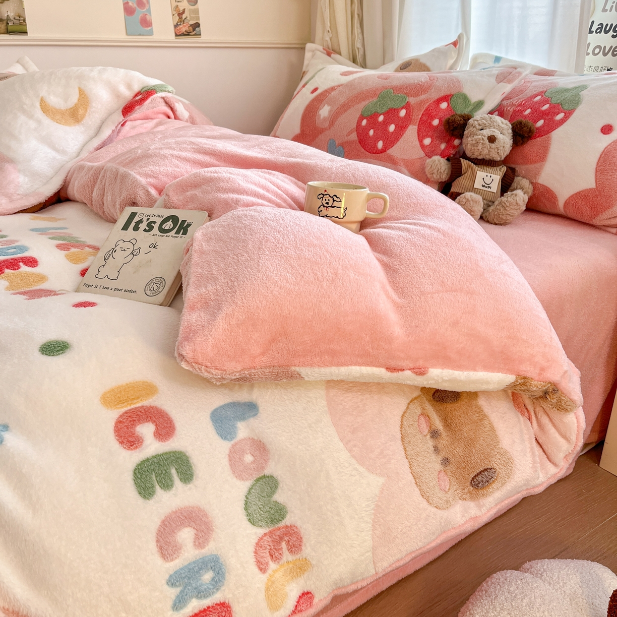 91家纺网 家纺一手货源 找家纺 川悦生活 2025新款立体雪花绒印花大床四件套系列一场景二 冰激凌小熊