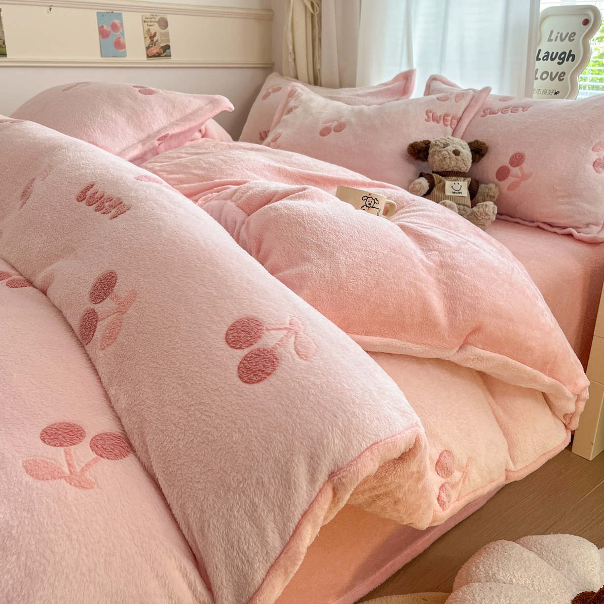 91家纺网 家纺一手货源 找家纺 川悦生活 2025新款立体雪花绒印花大床四件套系列一场景二 ins樱桃