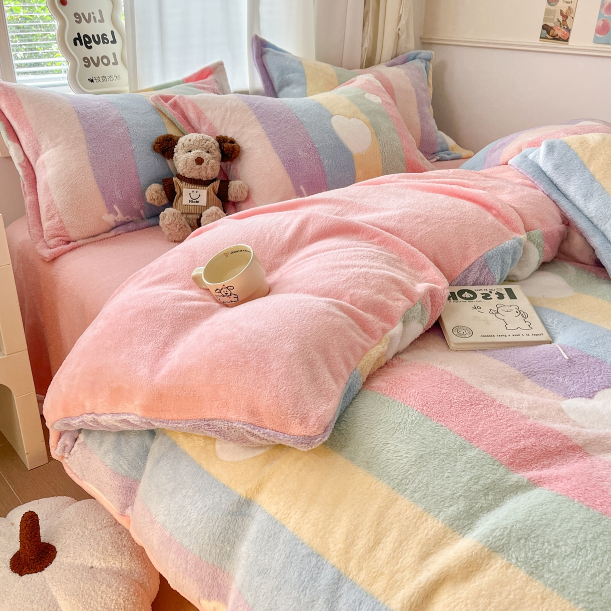 91家纺网 家纺一手货源 找家纺 川悦生活 2025新款立体雪花绒印花大床四件套系列一场景二 彩虹爱心粉