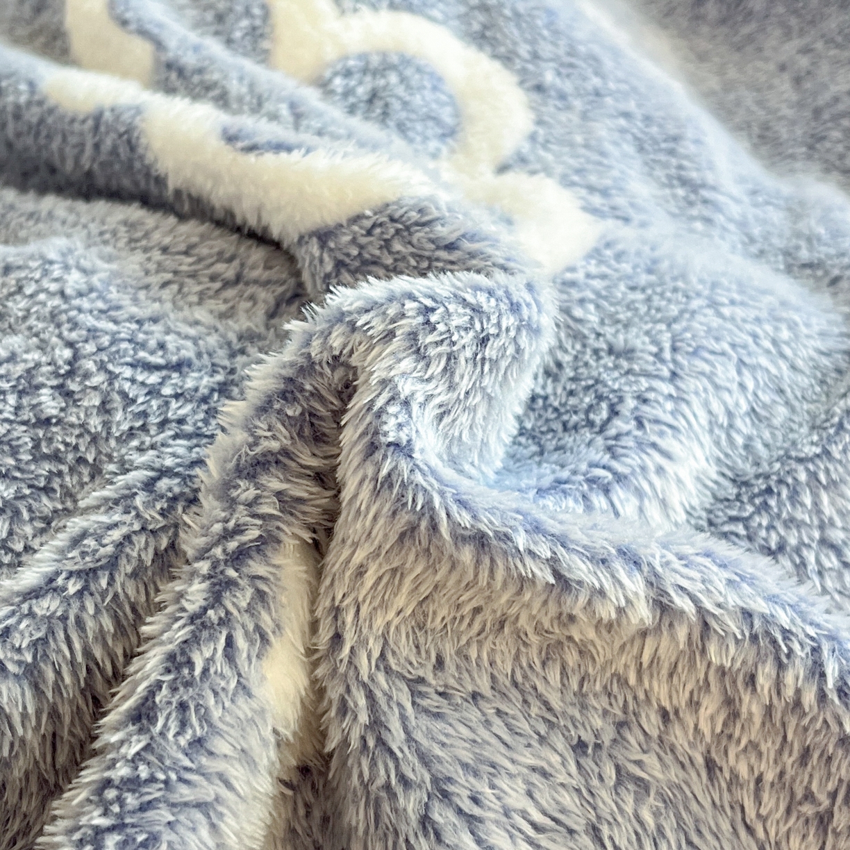 91家纺网 家纺一手货源 找家纺 川悦生活 2025新款立体雪花绒印花大床四件套系列一场景二 奶味云朵