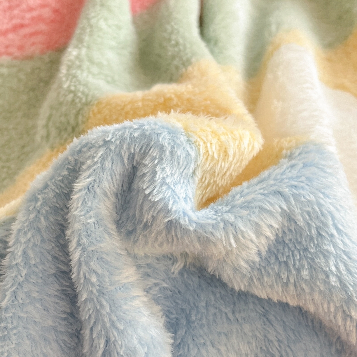 91家纺网 家纺一手货源 找家纺 川悦生活 2025新款立体雪花绒印花大床四件套系列一场景二 彩虹爱心粉