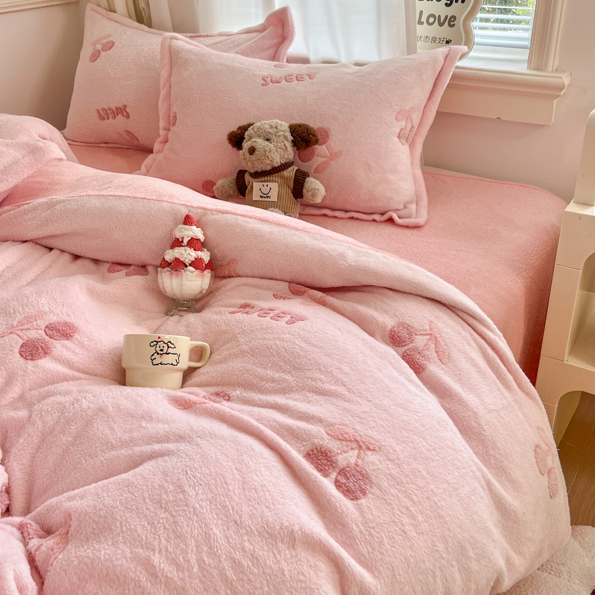 91家纺网 家纺一手货源 找家纺 川悦生活 2025新款立体雪花绒印花大床四件套系列一场景二 ins樱桃