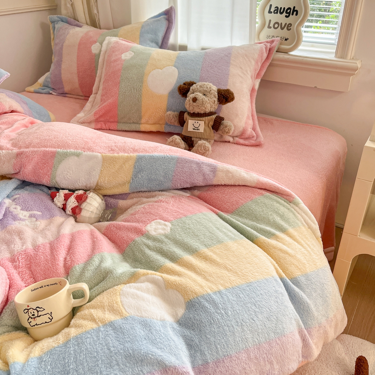 91家纺网 家纺一手货源 找家纺 川悦生活 2025新款立体雪花绒印花大床四件套系列一场景二 彩虹爱心粉