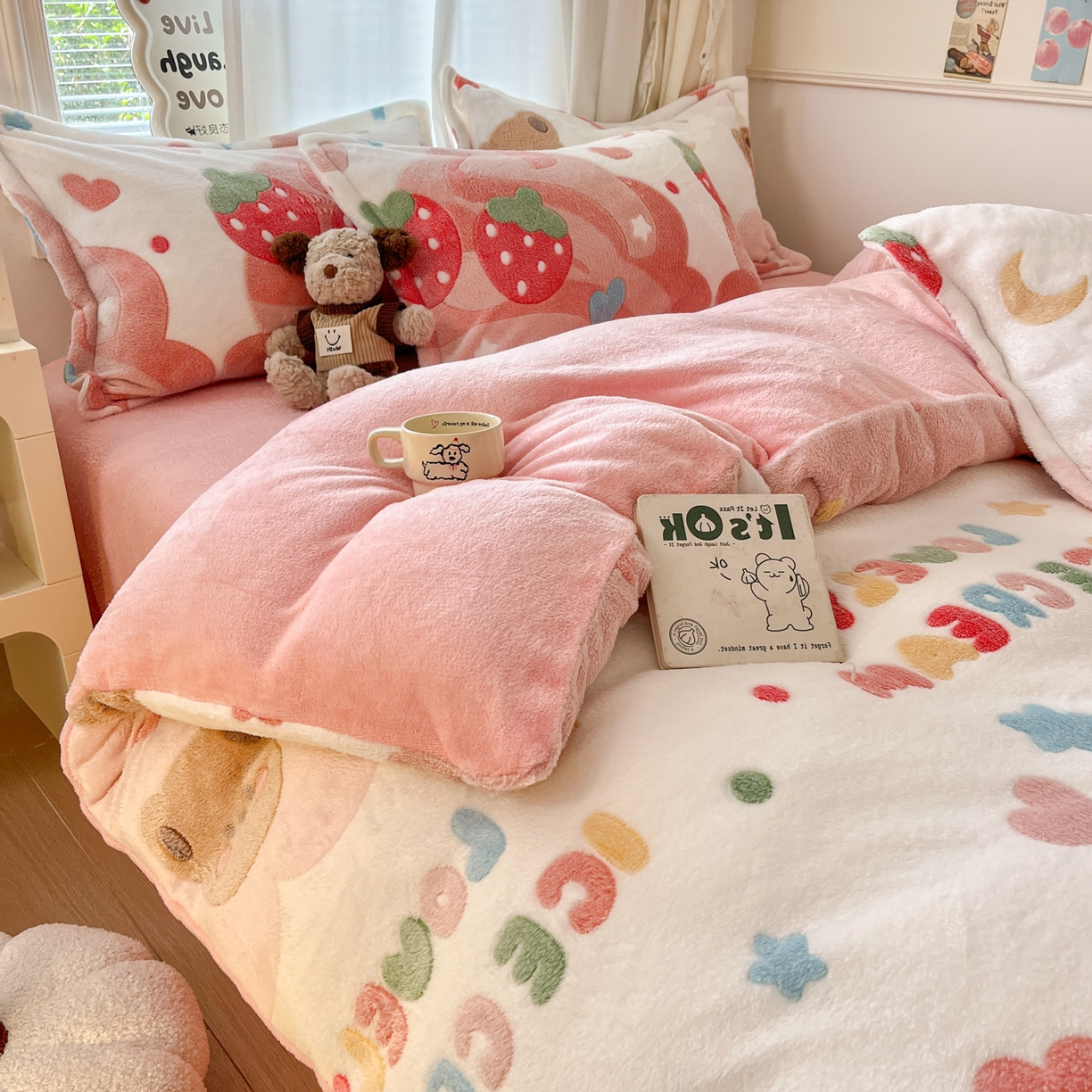 91家纺网 家纺一手货源 找家纺 川悦生活 2025新款立体雪花绒印花大床四件套系列一场景二 冰激凌小熊