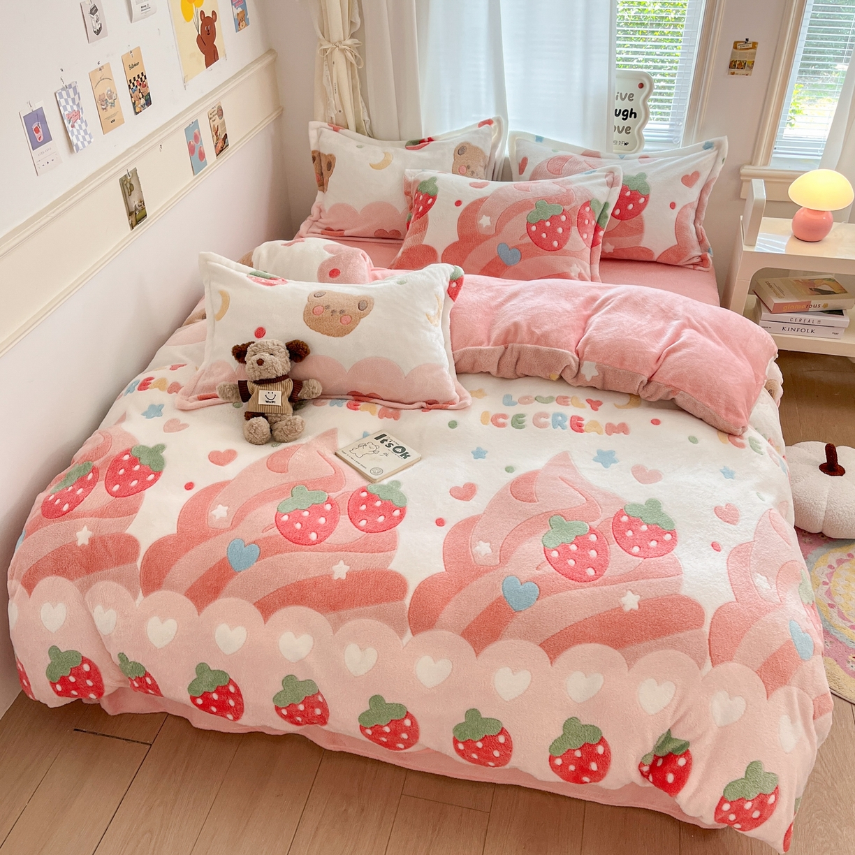 91家纺网 家纺一手货源 找家纺 川悦生活 2025新款立体雪花绒印花大床四件套系列一场景二 冰激凌小熊