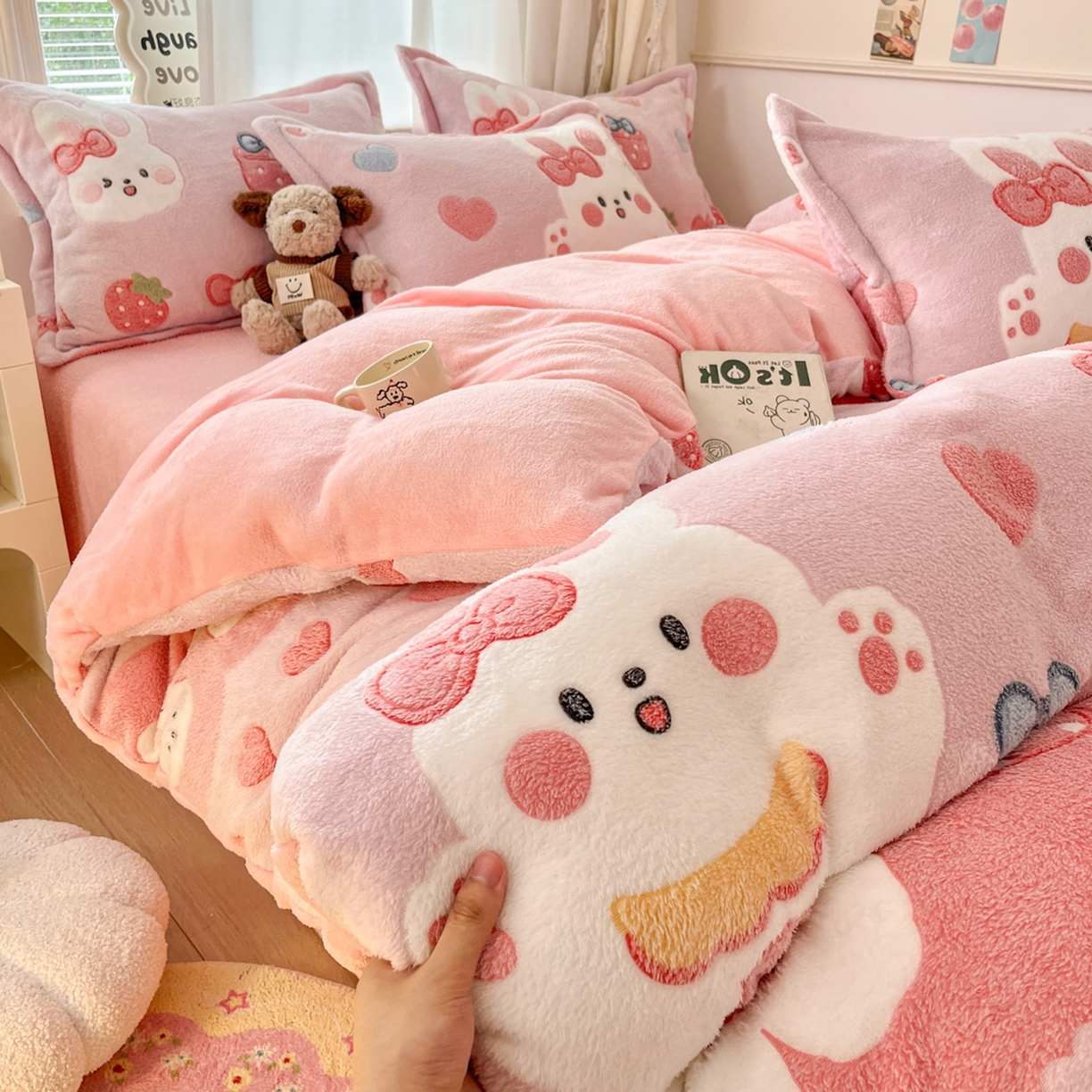 91家纺网 家纺一手货源 找家纺 川悦生活 2025新款立体雪花绒印花大床四件套系列一场景二 幸福甜兔