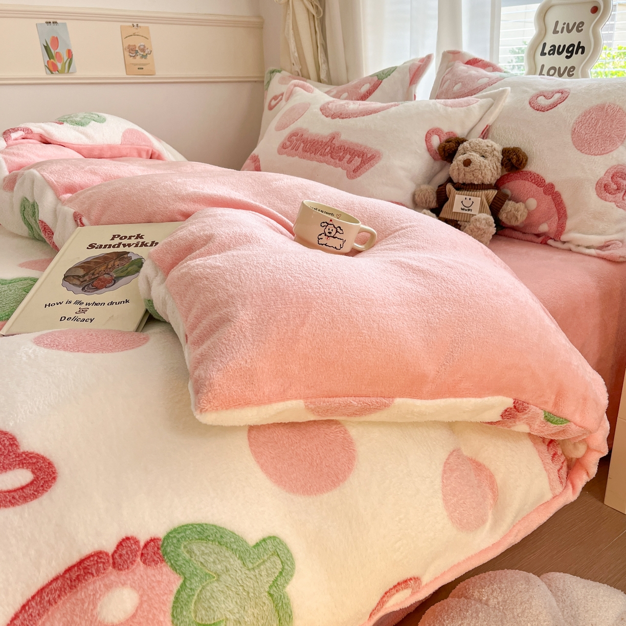 91家纺网 家纺一手货源 找家纺 川悦生活 2025新款立体雪花绒印花大床四件套系列一场景二 啵啵草莓