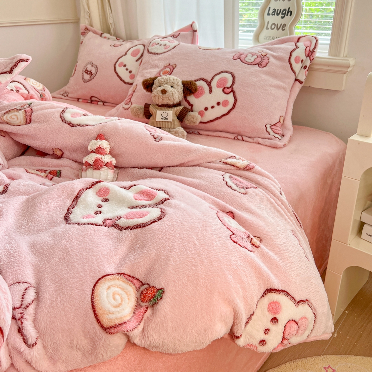 91家纺网 家纺一手货源 找家纺 川悦生活 2025新款立体雪花绒印花大床四件套系列一场景二 蜜语奶兔