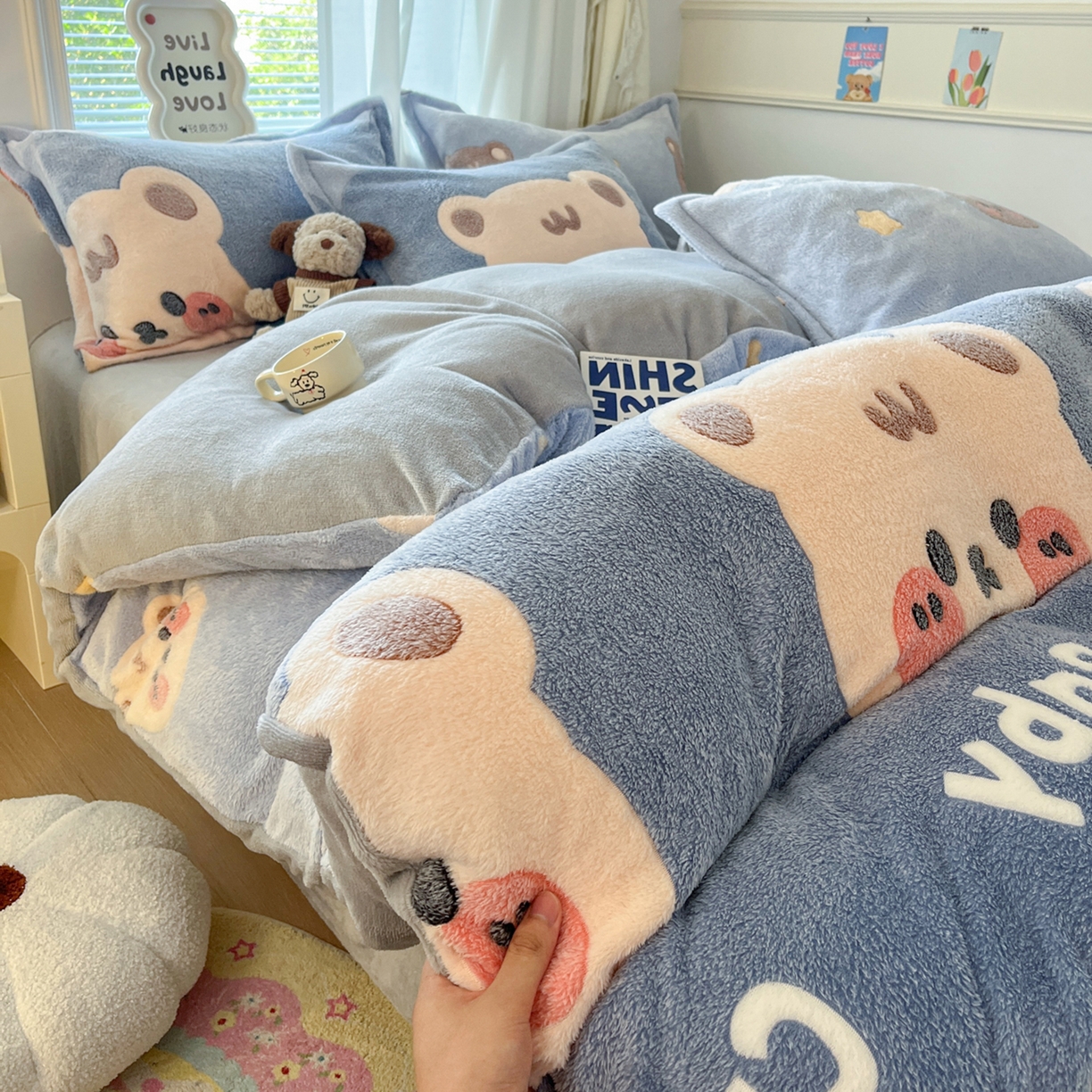 91家纺网 家纺一手货源 找家纺 川悦生活 2025新款立体雪花绒印花大床四件套系列一场景二 熊小巴