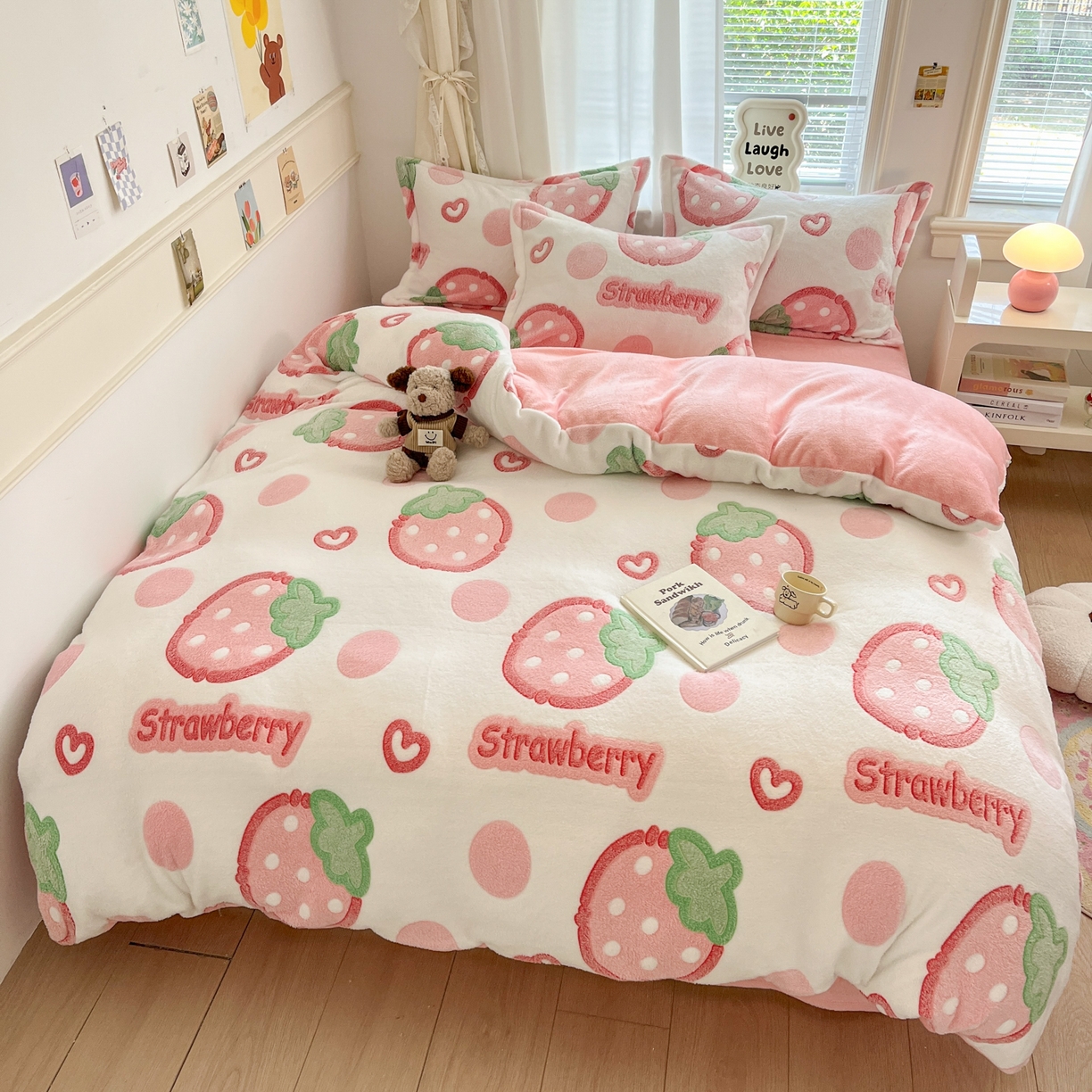 91家纺网 家纺一手货源 找家纺 川悦生活 2025新款立体雪花绒印花大床四件套系列一场景二 啵啵草莓