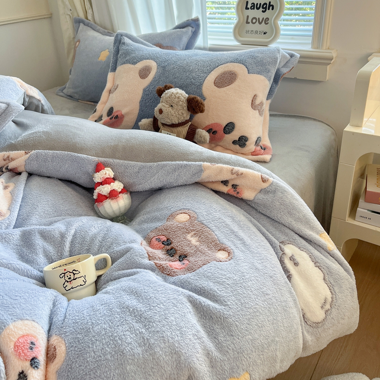 91家纺网 家纺一手货源 找家纺 川悦生活 2025新款立体雪花绒印花大床四件套系列一场景二 熊小巴