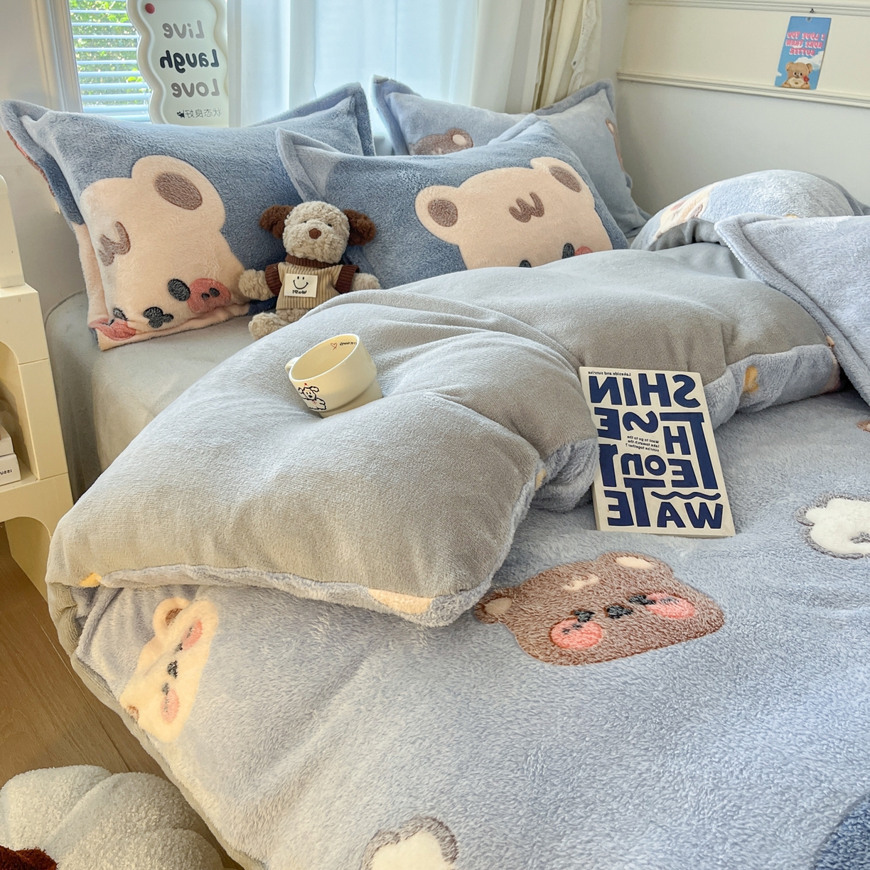 91家纺网 家纺一手货源 找家纺 川悦生活 2025新款立体雪花绒印花大床四件套系列一场景二 熊小巴