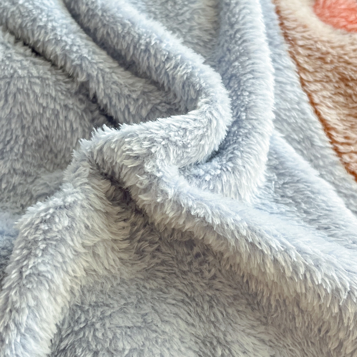 91家纺网 家纺一手货源 找家纺 川悦生活 2025新款立体雪花绒印花大床四件套系列一场景二 熊小巴