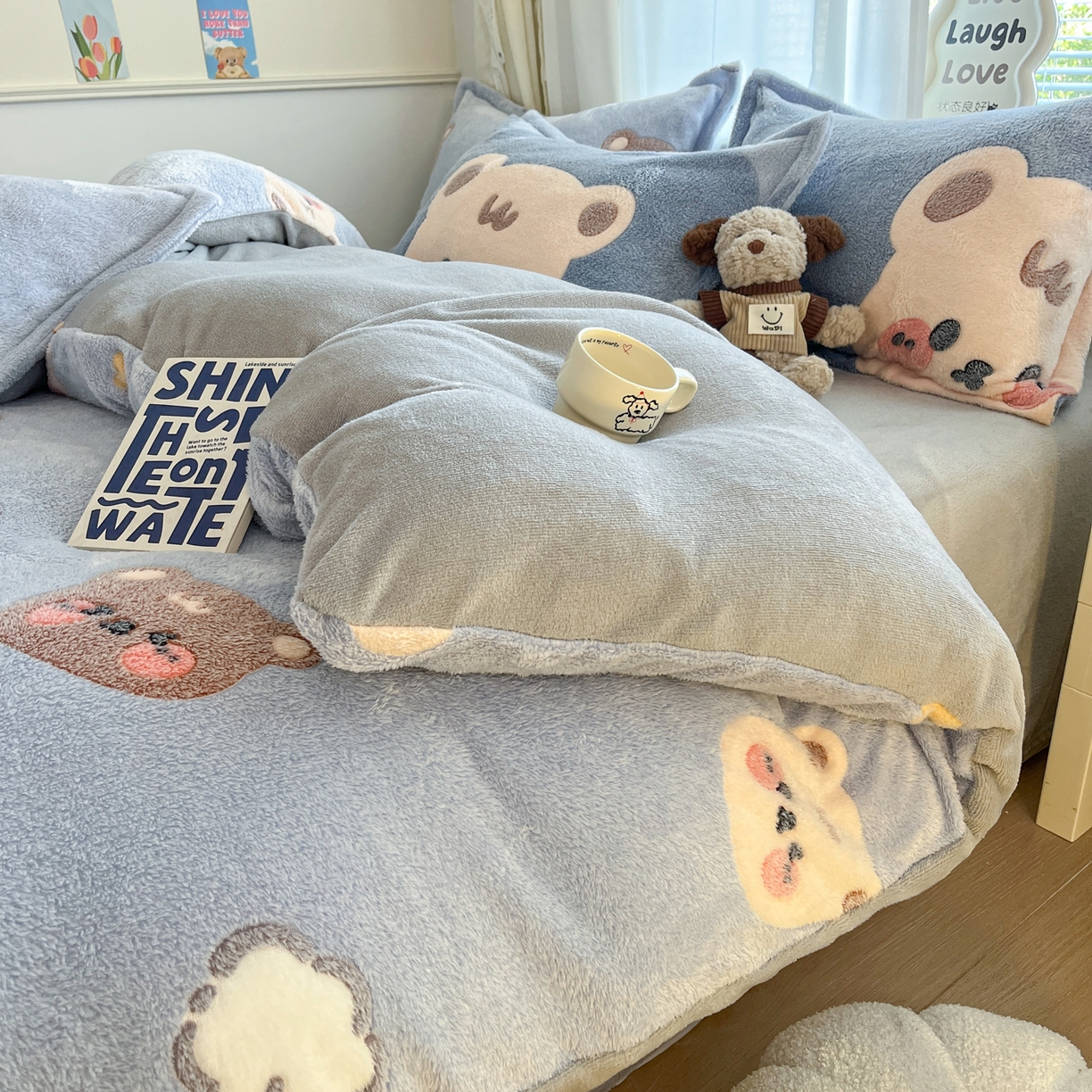 91家纺网 家纺一手货源 找家纺 川悦生活 2025新款立体雪花绒印花大床四件套系列一场景二 熊小巴