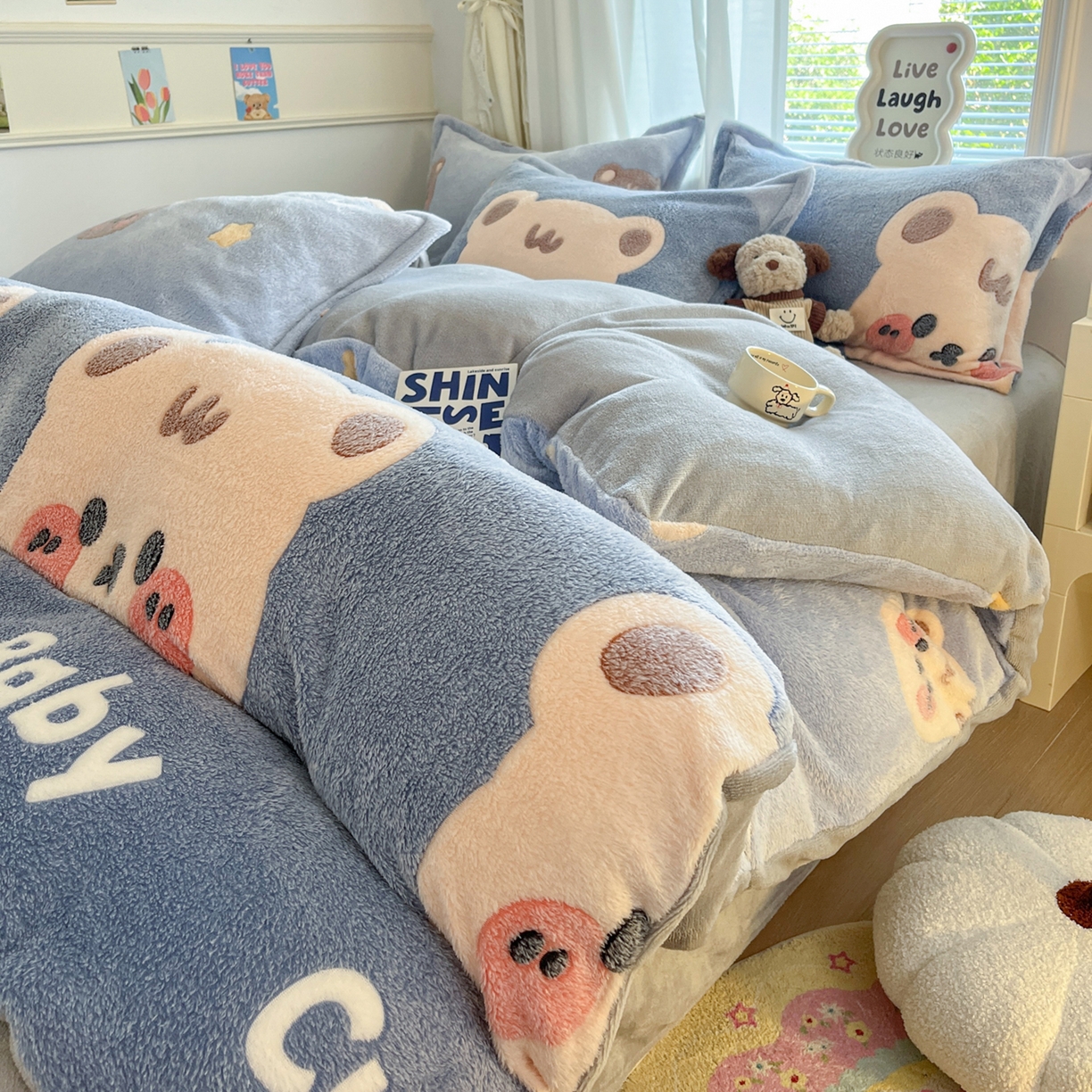 91家纺网 家纺一手货源 找家纺 川悦生活 2025新款立体雪花绒印花大床四件套系列一场景二 熊小巴