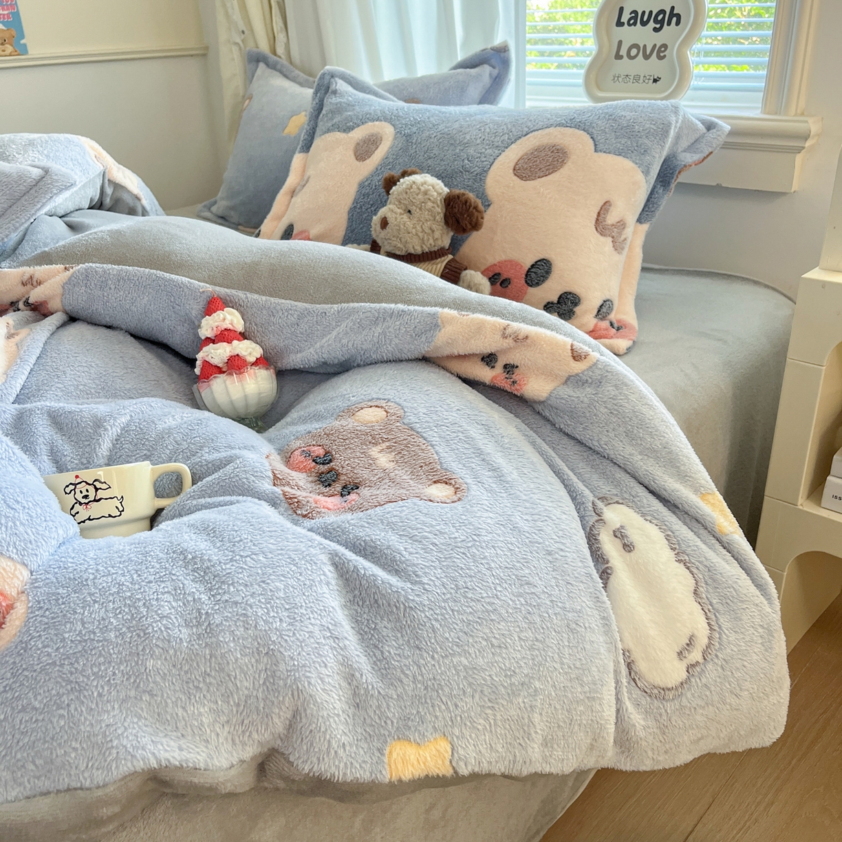 91家纺网 家纺一手货源 找家纺 川悦生活 2025新款立体雪花绒印花大床四件套系列一场景二 熊小巴