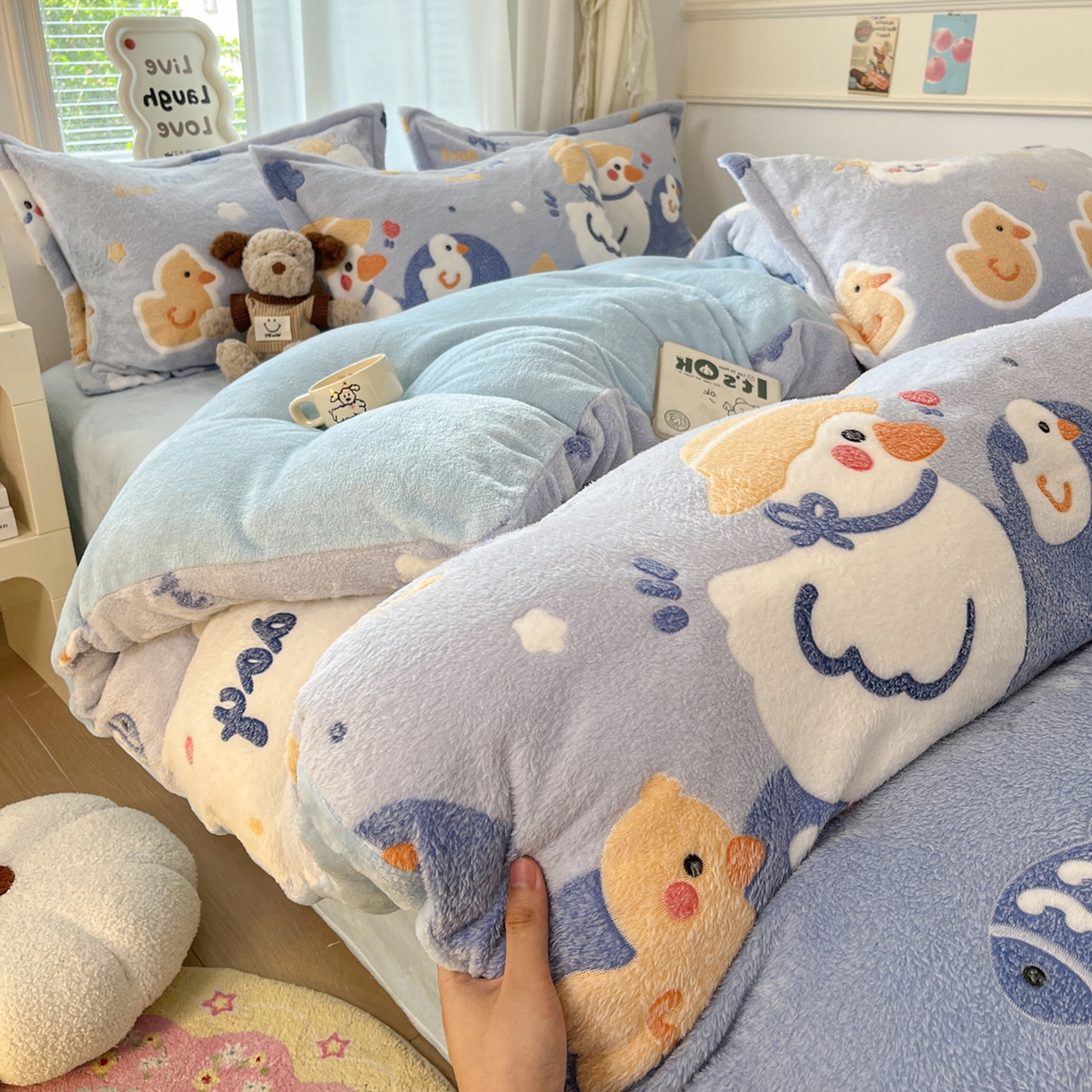 91家纺网 家纺一手货源 找家纺 川悦生活 2025新款立体雪花绒印花大床四件套系列一场景二 哒哒鸭丫