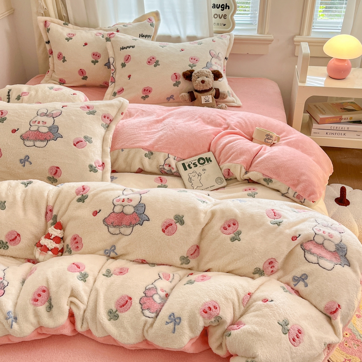 91家纺网 家纺一手货源 找家纺 川悦生活 2025新款立体雪花绒印花大床四件套系列一场景二 郁金奶兔