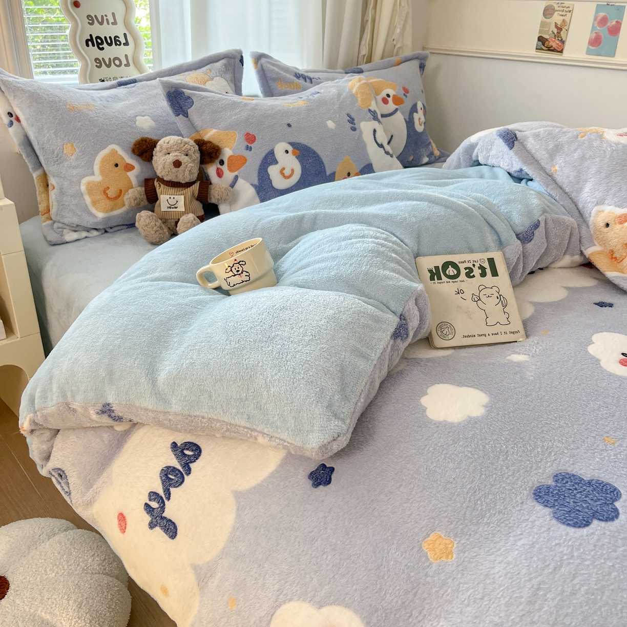 91家纺网 家纺一手货源 找家纺 川悦生活 2025新款立体雪花绒印花大床四件套系列一场景二 哒哒鸭丫