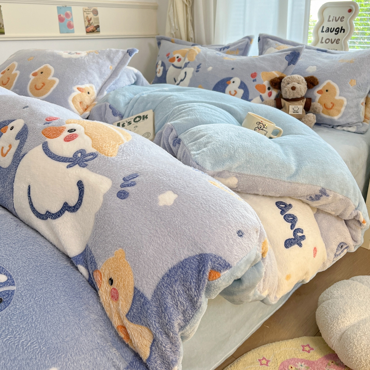 91家纺网 家纺一手货源 找家纺 川悦生活 2025新款立体雪花绒印花大床四件套系列一场景二 哒哒鸭丫