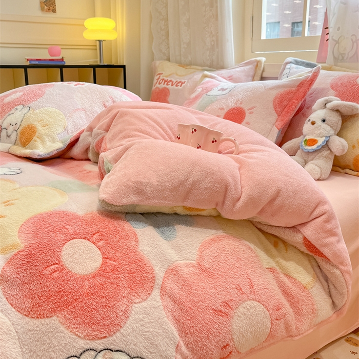 91家纺网 家纺一手货源 找家纺 川悦生活 2025新款立体雪花绒印花大床四件套系列一场景二 甜心花田