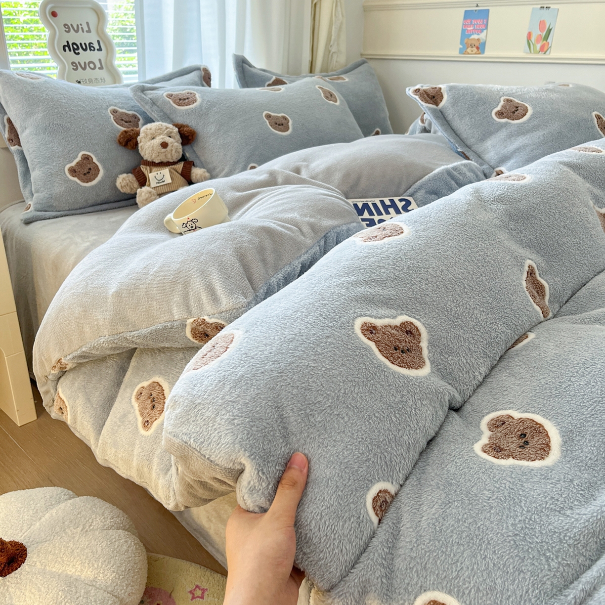 91家纺网 家纺一手货源 找家纺 川悦生活 2025新款立体雪花绒印花大床四件套系列一场景二 波波熊