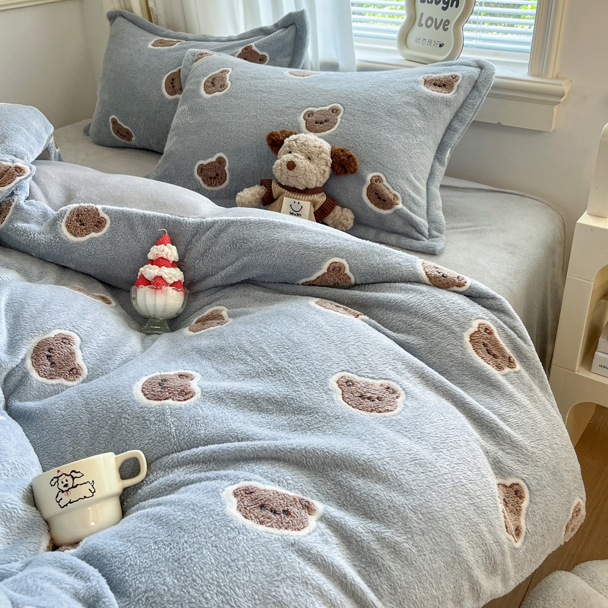 91家纺网 家纺一手货源 找家纺 川悦生活 2025新款立体雪花绒印花大床四件套系列一场景二 波波熊