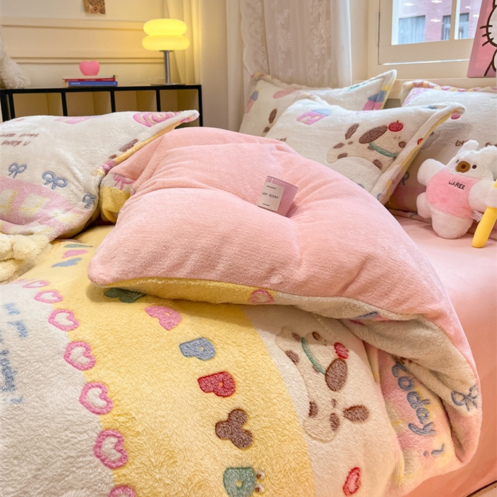 91家纺网 家纺一手货源 找家纺 川悦生活 2025新款立体雪花绒印花大床四件套系列一场景二 小狗物语