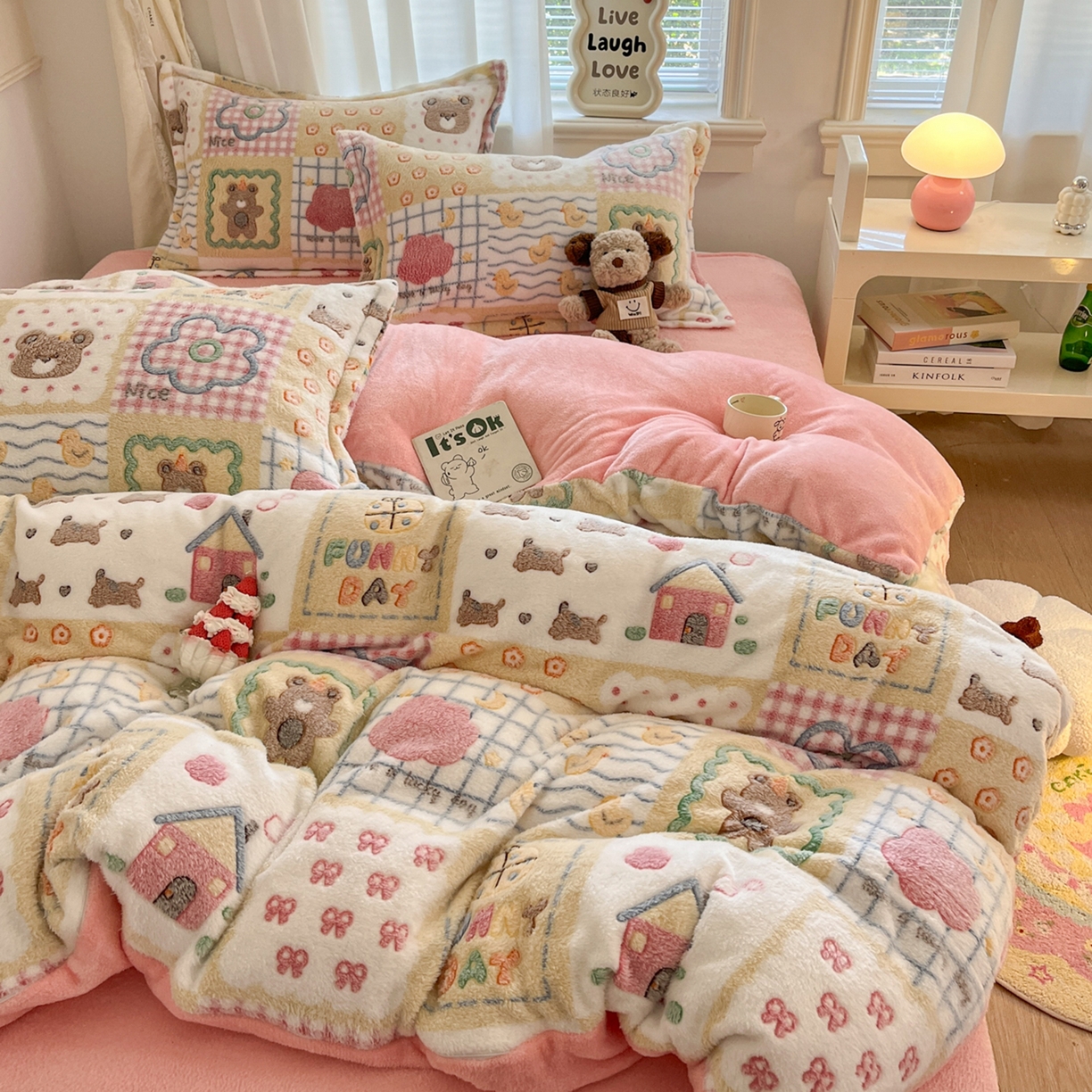 91家纺网 家纺一手货源 找家纺 川悦生活 2025新款立体雪花绒印花大床四件套系列一场景二 嘎嘎小熊