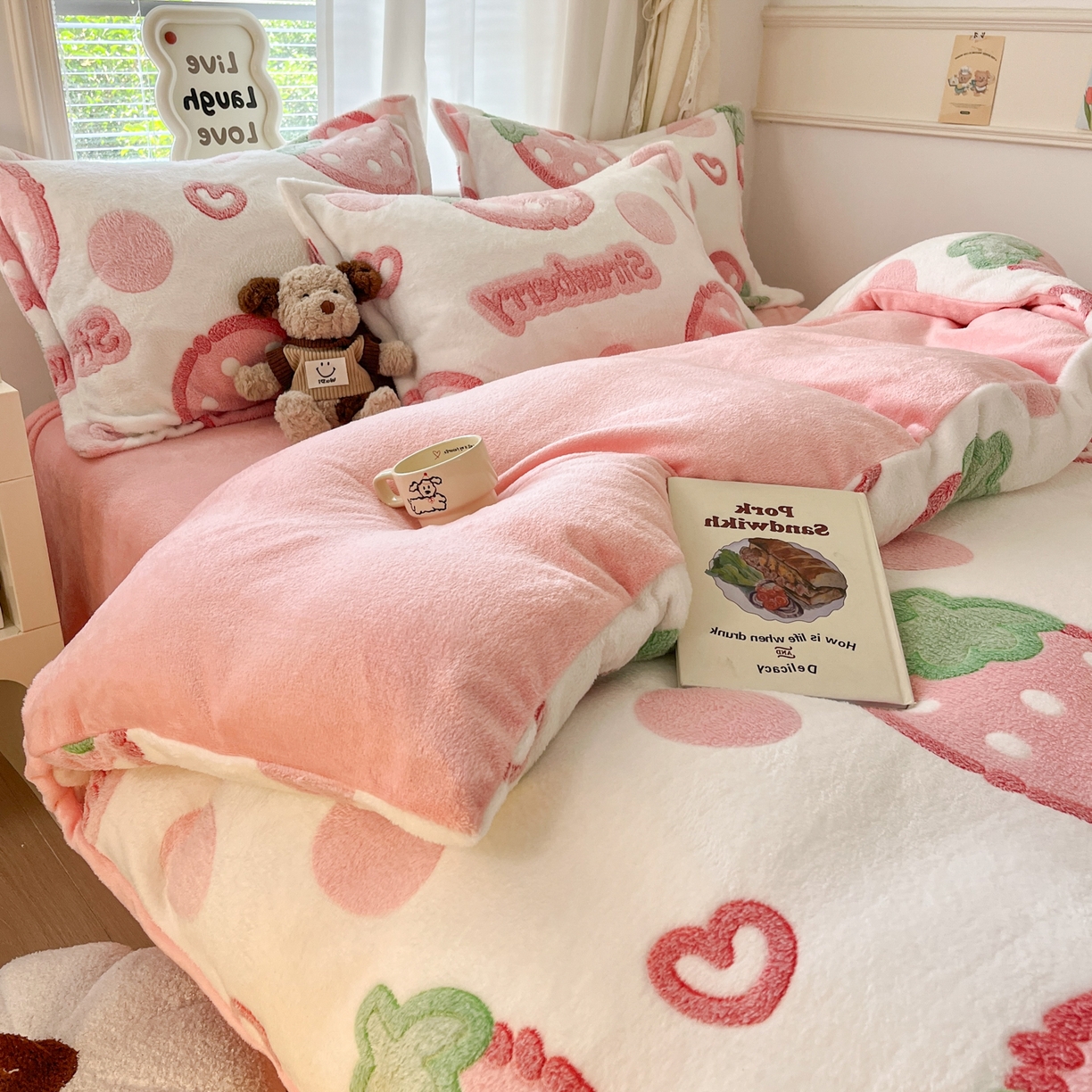 91家纺网 家纺一手货源 找家纺 川悦生活 2025新款立体雪花绒印花大床四件套系列一场景二 啵啵草莓