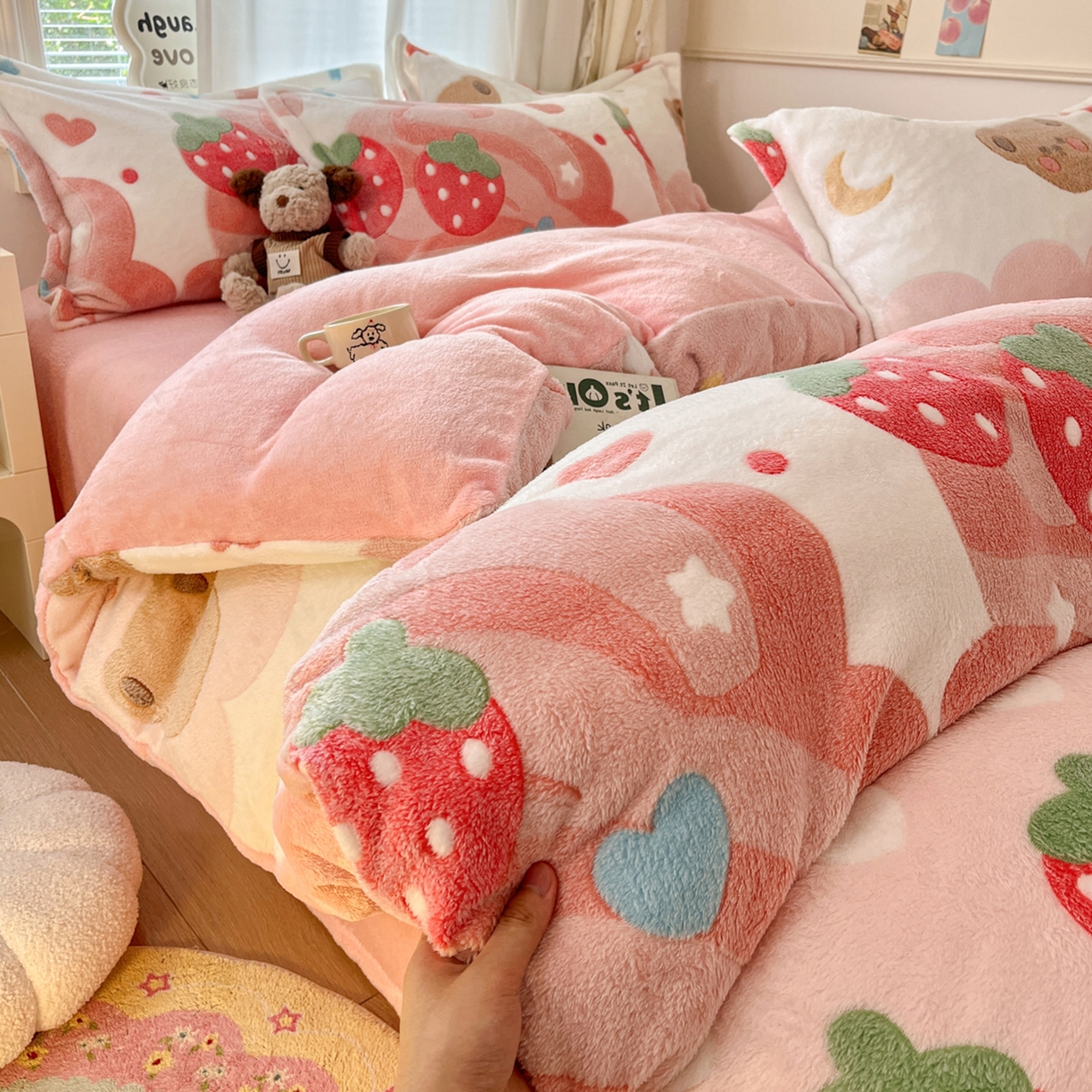 91家纺网 家纺一手货源 找家纺 川悦生活 2025新款立体雪花绒印花大床四件套系列一场景二 冰激凌小熊