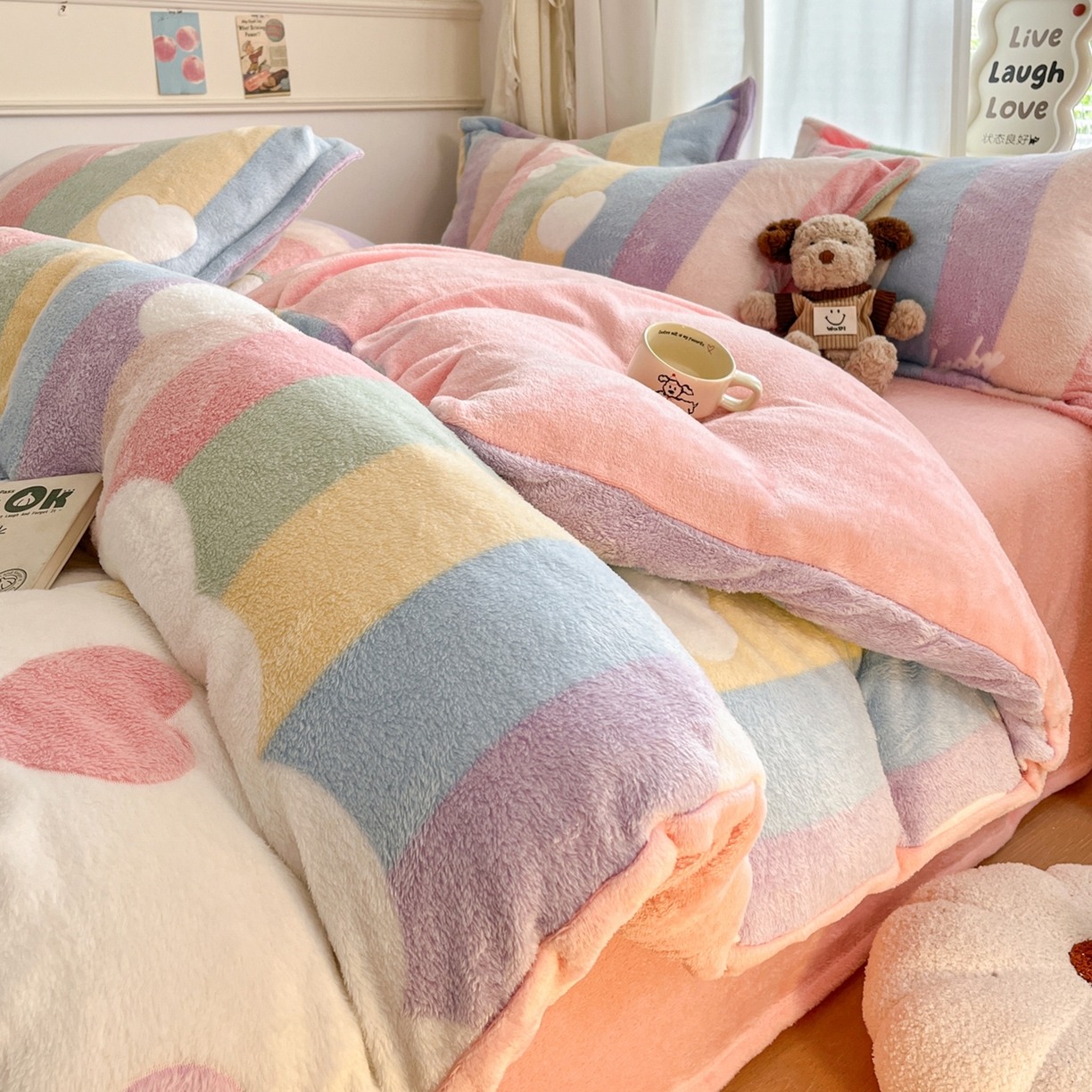 91家纺网 家纺一手货源 找家纺 川悦生活 2025新款立体雪花绒印花大床四件套系列一场景二 彩虹爱心粉