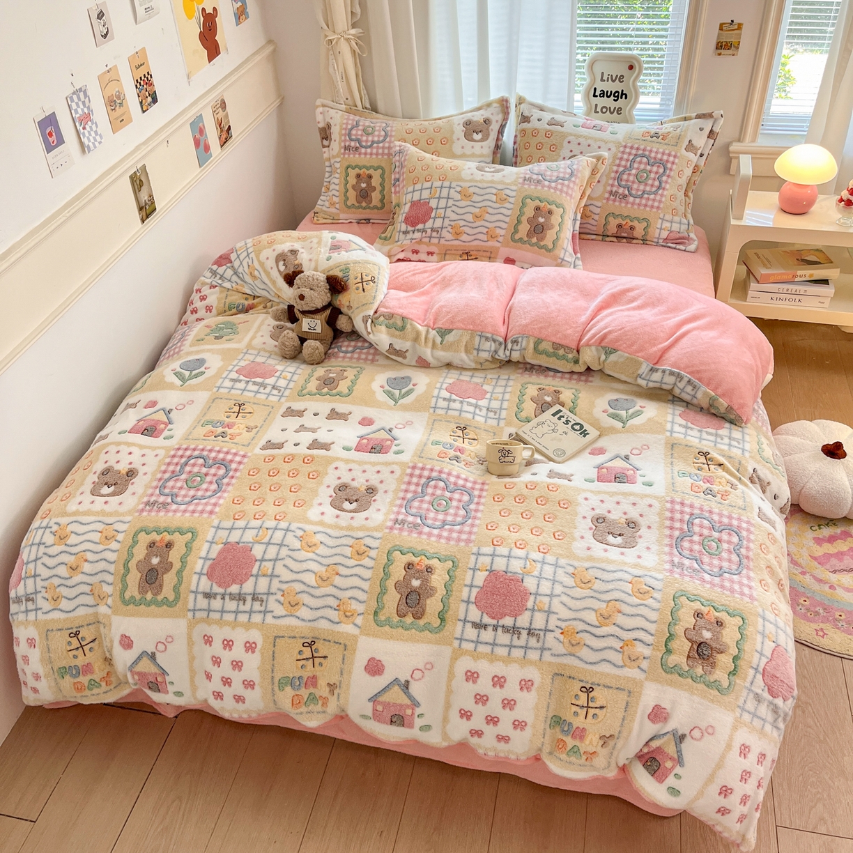 91家纺网 家纺一手货源 找家纺 川悦生活 2025新款立体雪花绒印花大床四件套系列一场景二 嘎嘎小熊