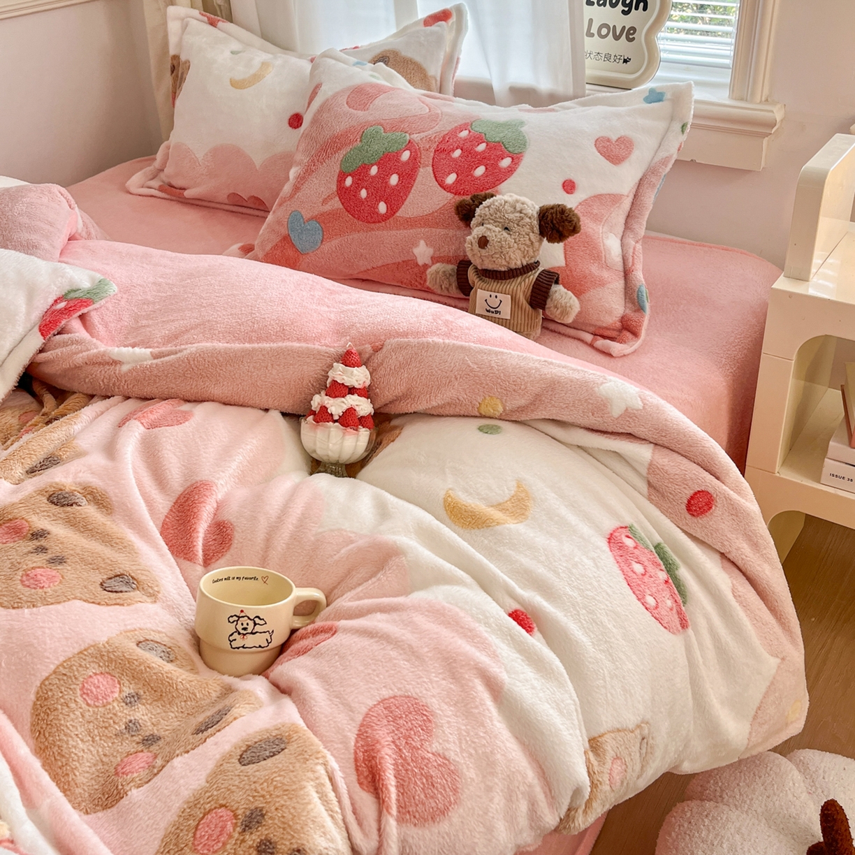 91家纺网 家纺一手货源 找家纺 川悦生活 2025新款立体雪花绒印花大床四件套系列一场景二 冰激凌小熊