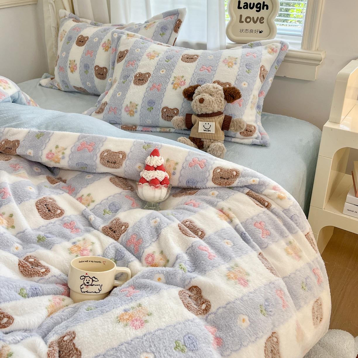 91家纺网 家纺一手货源 找家纺 川悦生活 2025新款立体雪花绒印花大床四件套系列一场景二 小熊花园