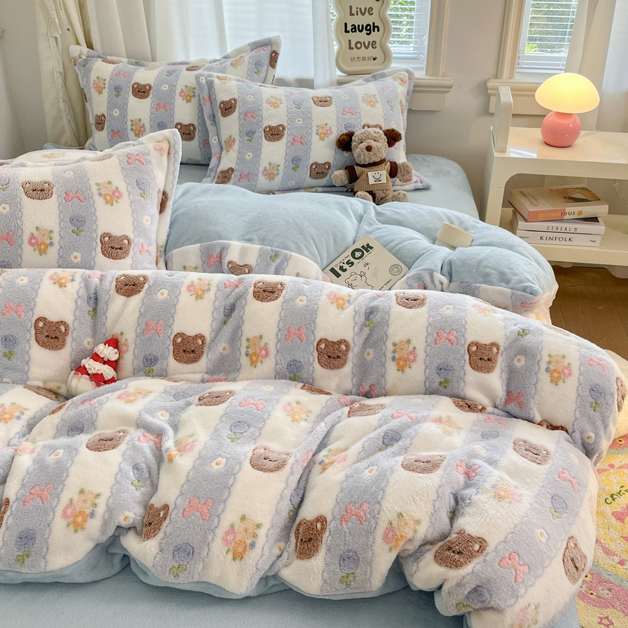 91家纺网 家纺一手货源 找家纺 川悦生活 2025新款立体雪花绒印花大床四件套系列一场景二 小熊花园