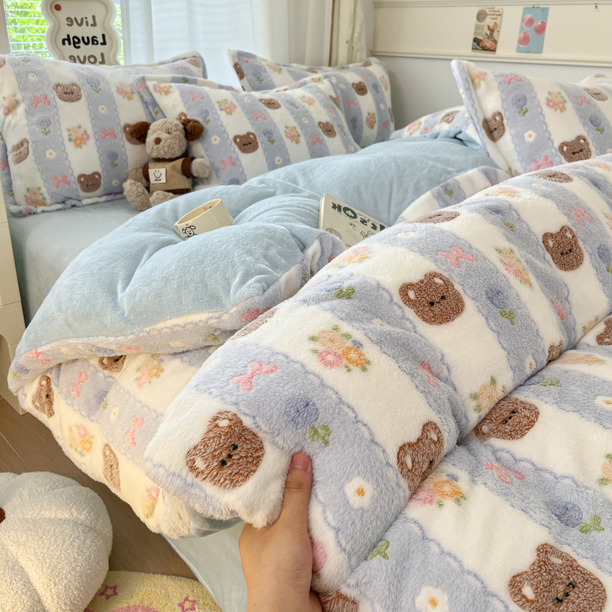 91家纺网 家纺一手货源 找家纺 川悦生活 2025新款立体雪花绒印花大床四件套系列一场景二 小熊花园