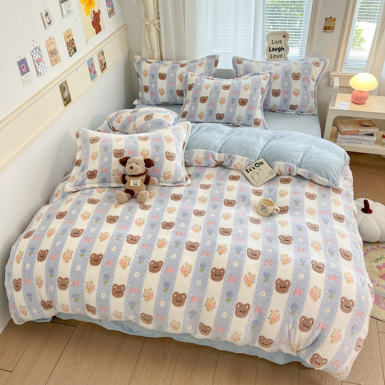 91家纺网 家纺一手货源 找家纺 川悦生活 2025新款立体雪花绒印花大床四件套系列一场景二 小熊花园