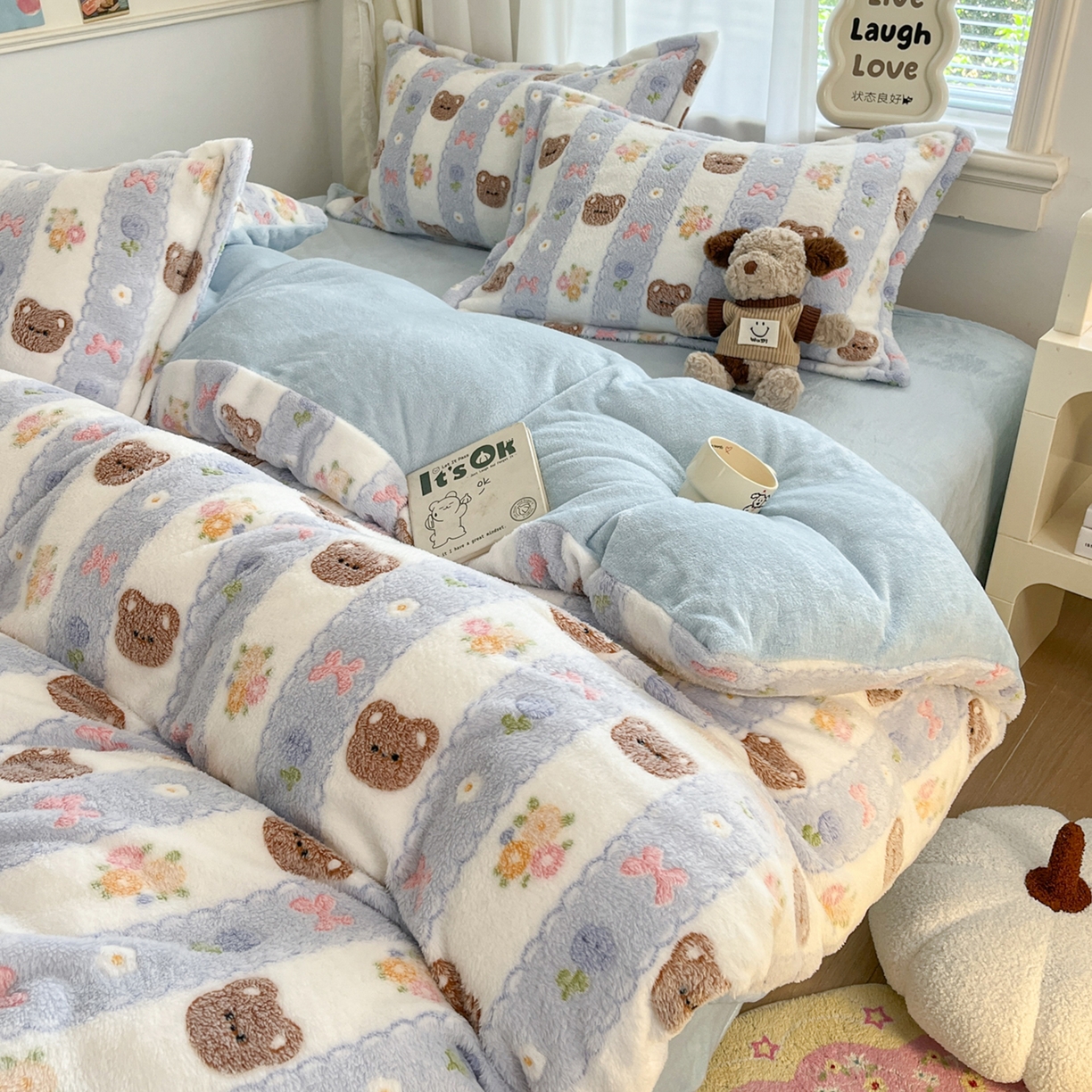 91家纺网 家纺一手货源 找家纺 川悦生活 2025新款立体雪花绒印花大床四件套系列一场景二 小熊花园